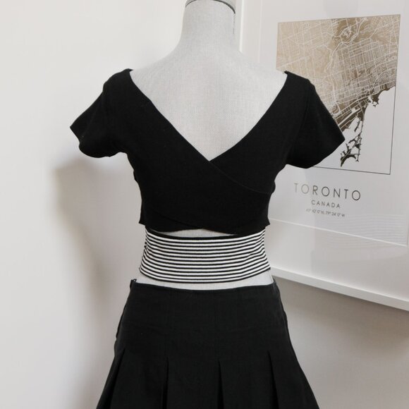 Black Striped Peek-a-boo Back Cropped Tee 🎹 LUC-CE - Picture 3 of 5